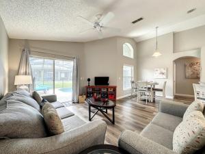 4 BED 3 BATH IN A GATED COMMUNITY WITH POOL villa