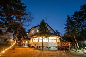 団体歓迎ジョイサウンドカラオケ付き北軽井沢超大型貸別荘7寝室5浴室20人泊まれる