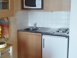 Studio rénové au pied des pistes avec balcon - FR-1-771-49