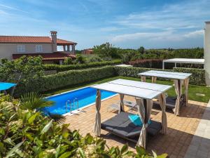 Modern Holiday Home in Novigrad with Pool 