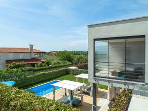 Modern Holiday Home in Novigrad with Pool 