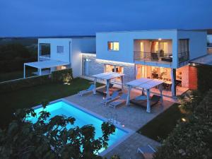 Modern Holiday Home in Novigrad with Pool 