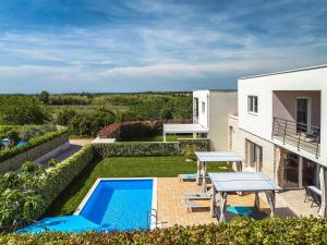Modern Holiday Home in Novigrad with Pool 