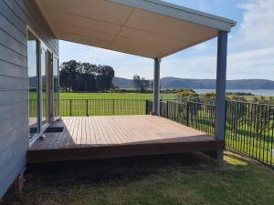 Serene Waterfront GuestHouse- Views & Vibes