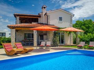 Villa in Novigrad with Pool near Beach
