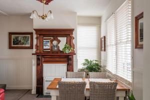 Mersey River Cottage ( cir 1888) Central location with Amazing Ocean and Habour Views.