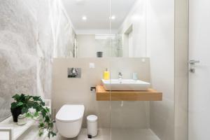 Contemporary Haven - 1 BR with a Balcony Charm