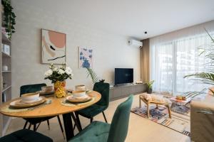 Contemporary Haven - 1 BR with a Balcony Charm