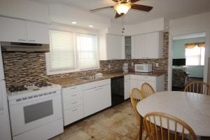 Two-Bedroom Apartment (6 Adults) room in Quebec Motel