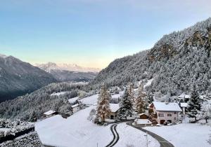 Sonnige Panorama Aussicht bei Davos Lenzerheide
