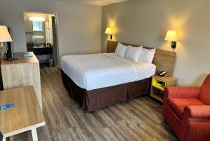 King Room - Non-Smoking room in Days Inn by Wyndham St. Augustine West