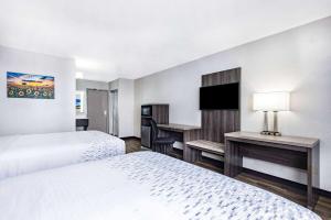 Queen Room with Two Queen Beds - Non-Smoking room in Wichita Inn