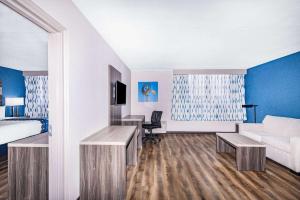 King Suite - Non-Smoking room in Wichita Inn