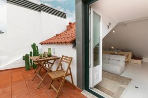 The Downtown Terrace - Fabulous Views, Romantic Penthouse, 6th-floor no lift