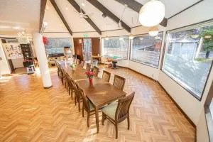 団体歓迎ジョイサウンドカラオケ付き北軽井沢超大型貸別荘7寝室5浴室20人泊まれる - Shin-kazawa