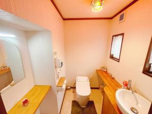 団体歓迎ジョイサウンドカラオケ付き北軽井沢超大型貸別荘7寝室5浴室20人泊まれる