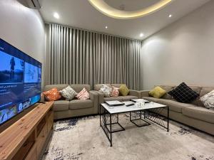 شقة غرفتين نوم وصالة بالنرجس 3