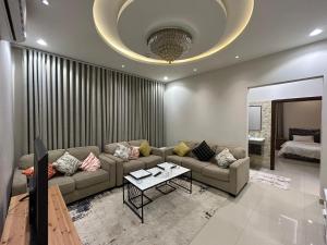 شقة غرفتين نوم وصالة بالنرجس 3