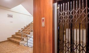 Treebo Royal Orbit, Metropoliton