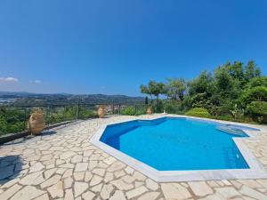 Villa Galini with Private Pool & Incredible Views, Ipsos