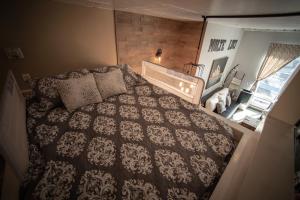 2 Full Beds, Free Parking Underground Heated, Rogers Place, 1 Bedroom Condo Downtown Central