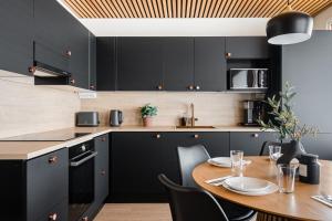 Kingwest Villa - free parking, sauna, 5br & NEW AC