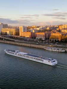 CHARMING APARTMENT WITH PANORAMIC SEINE RIVER & EIFFEL TOWER VIEWs