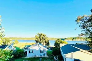 Beaver Lake Studio - King size bed and lake view - روجرز