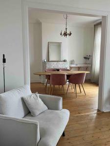 Appartements Grand appartement entier en hyper centre a 10 minutes de lille, metro a 50m et la gare de Tourcoing et a 900m et parking a proximite : photos des chambres