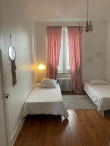 Appartements Grand appartement entier en hyper centre a 10 minutes de lille, metro a 50m et la gare de Tourcoing et a 900m et parking a proximite : photos des chambres