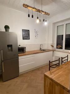 Appartements Grand appartement entier en hyper centre a 10 minutes de lille, metro a 50m et la gare de Tourcoing et a 900m et parking a proximite : photos des chambres