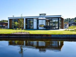 Modern holiday home on the water in a holiday park near the Loosdrechtse Plassen