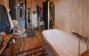 Maisons de vacances Nice Home In Robion With House A Panoramic View : photos des chambres
