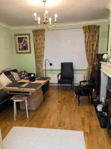 Kensington apartment with 2 bedrooms 1 living room and Patio