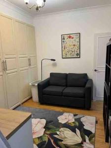 Kensington apartment with 2 bedrooms 1 living room and Patio