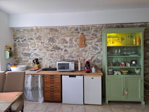 Maisons de vacances La maisonnette avec SPA et piscine : photos des chambres