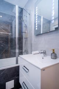 Very central NEW and large AC apartment