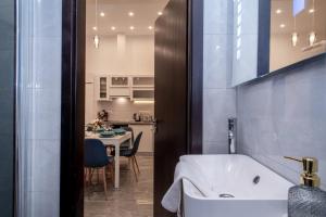 Very central NEW and large AC apartment