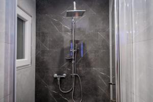 Very central NEW and large AC apartment