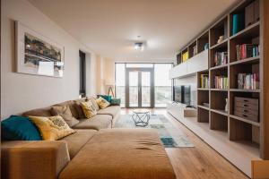 3 Bed 2 Bath with Stunning Views from the 8th Fl - Pass the Keys