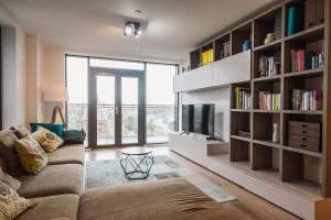 3 Bed 2 Bath with Stunning Views from the 8th Fl - Pass the Keys