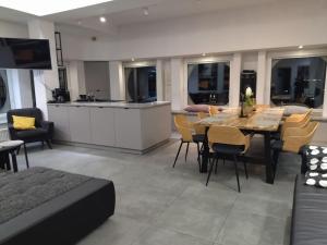 100m2 penthouse on top of the city 1000Mbs, airc.