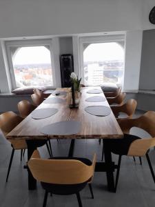 100m2 penthouse on top of the city 1000Mbs, airc.