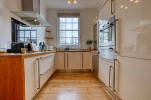 2-Bedroom Stunning, Modern & Spacious Apartment, near Ocean Village, Central Southampton - by Blue Puffin Stays