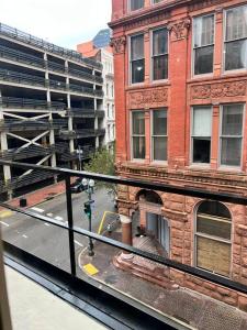 Chic Two-Bedroom Apartment on Camp St, New Orleans