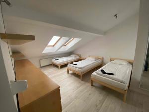 Kleine weisse Doppelhaushälfte