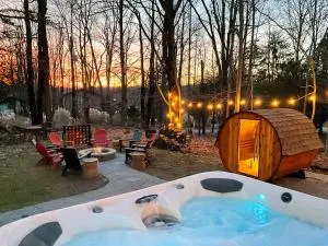 Family Pocono Gem by the lake with private sauna, hot tub, and huge game room - Arrowhead Lake