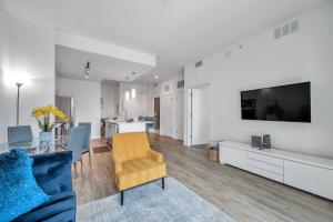 Luxury 1 BR with DEN Downtown Tampa Apt - City Views, Rooftop Pool, Workspace