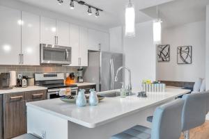 Luxury 1 BR with DEN Downtown Tampa Apt - City Views, Rooftop Pool, Workspace