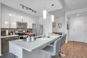 Luxury 1 BR with DEN Downtown Tampa Apt - City Views, Rooftop Pool, Workspace